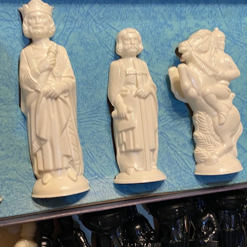 Vintage Renaissance 1950s Classic Chessmen Game with B/W Board Original Box EUC
